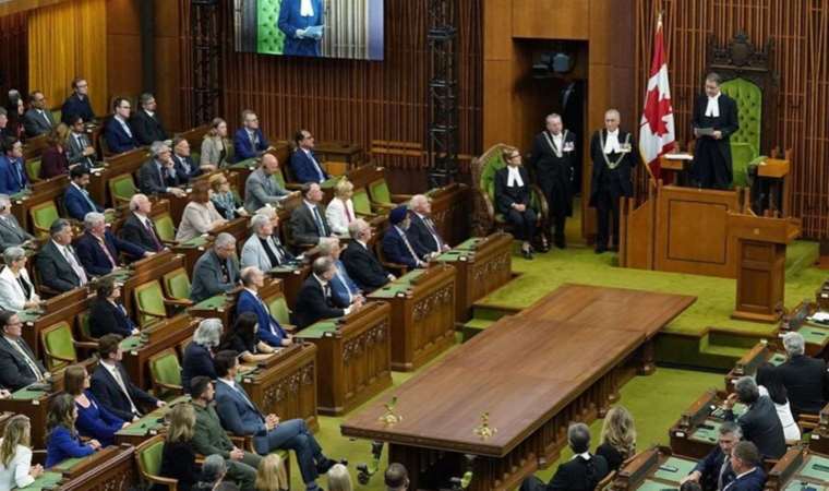 Nazi askeri ayakta alkışlandı: Başkan istifa etti