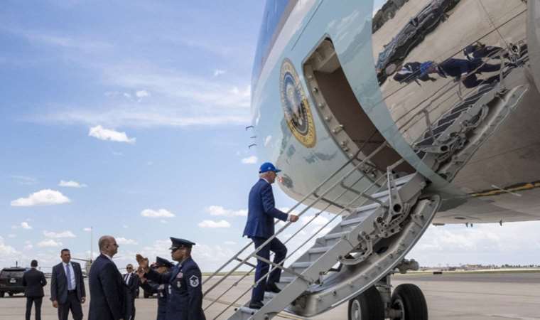 ABD Başkanı Biden'ın zor anları: Uçaktan düşüyordu