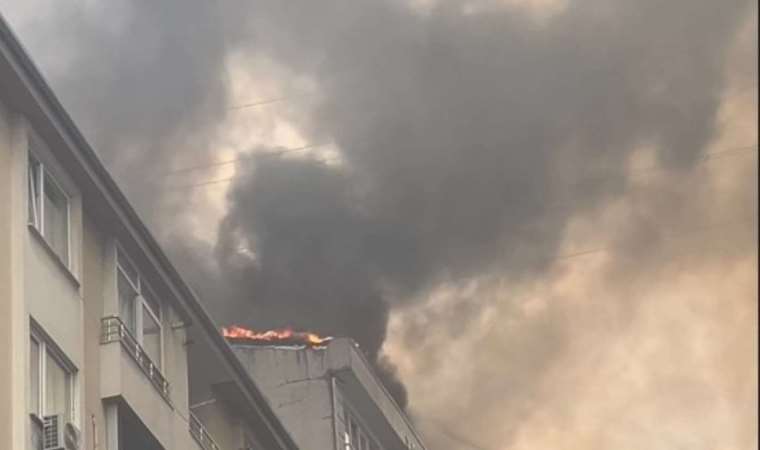 Esenyurt’ta büyük yangın: Bitişikteki binanın çatısına da sıçradı!