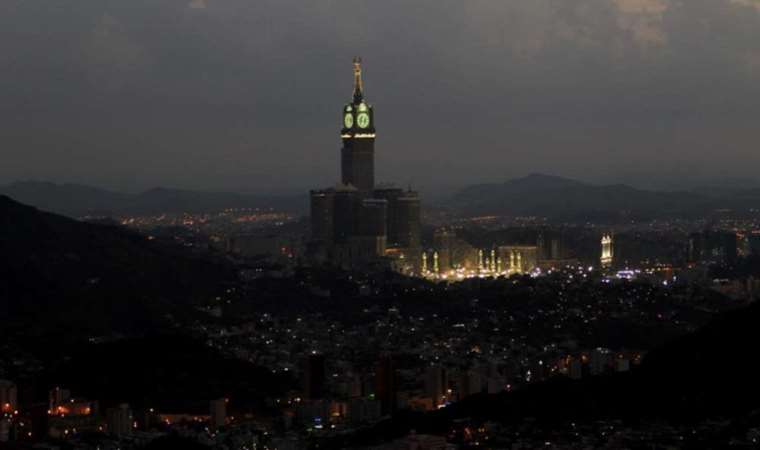 Kraliyet Saat Kulesi'ne yıldırım düştü