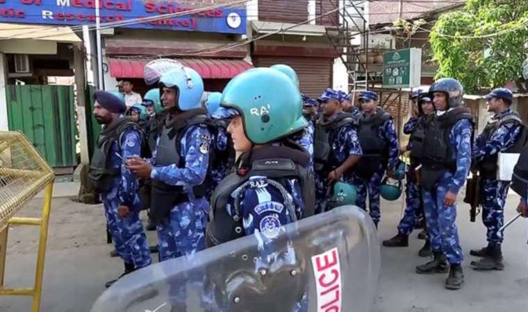 Hindistan'da protestolar şiddetlendi: Sokağa çıkma yasağı ilan edildi