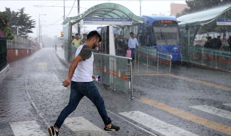 İstanbul'da ulaşıma yağış engeli... Tramvay ve teleferik seferleri iptal edildi!
