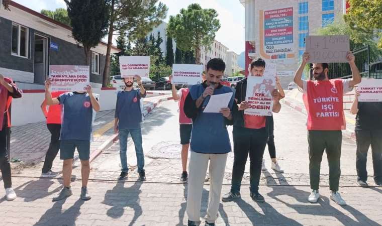 Öğrencilerden Gençlik ve Spor İl Müdürlüğü önünde 'Barınamıyoruz' eylemi