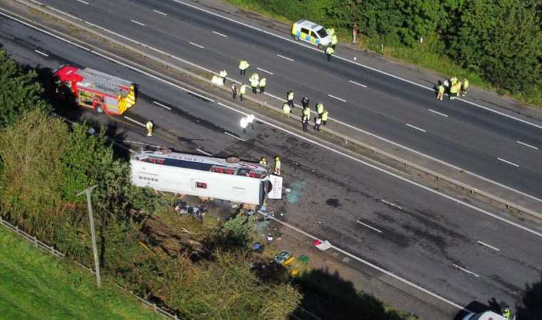 İngiltere'de okul otobüsü devrildi: Çok sayıda öğrenci yaralandı
