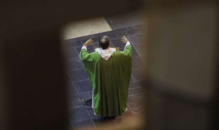 Belgesel ülkede şok etkisi yarattı: Din adamlarının çocuklara yönelik istismarı ortaya çıktı