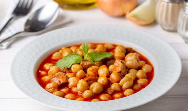 Fasulye ve nohut pişirirken bu yöntemi deneyin! Gazdan eser kalmayacak... Pişirme suyuna 1 tutam eklemek yeterli