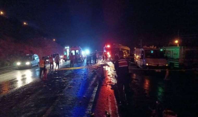 Denizli'de 3 araç birbirine girdi... Katliam gibi kaza: 7 ölü, 53 yaralı