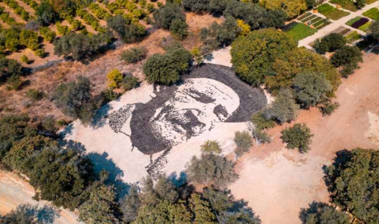 Aşık Veysel'in vefatının 50. yılında 25 bin avuç topraktan dev portresi yapıldı