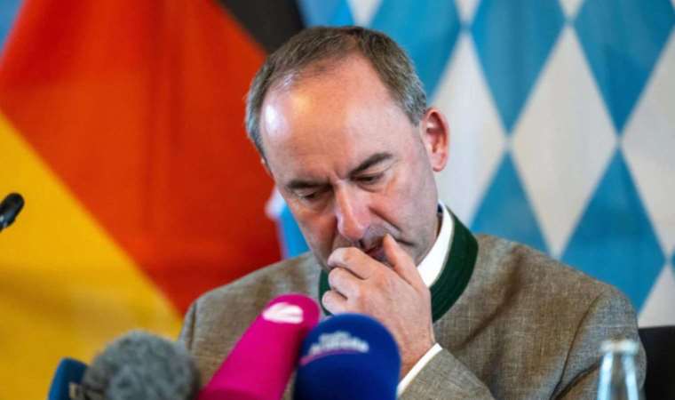 Almanya'da Yahudi karşıtlığıyla suçlanan bakan azledilmeyecek