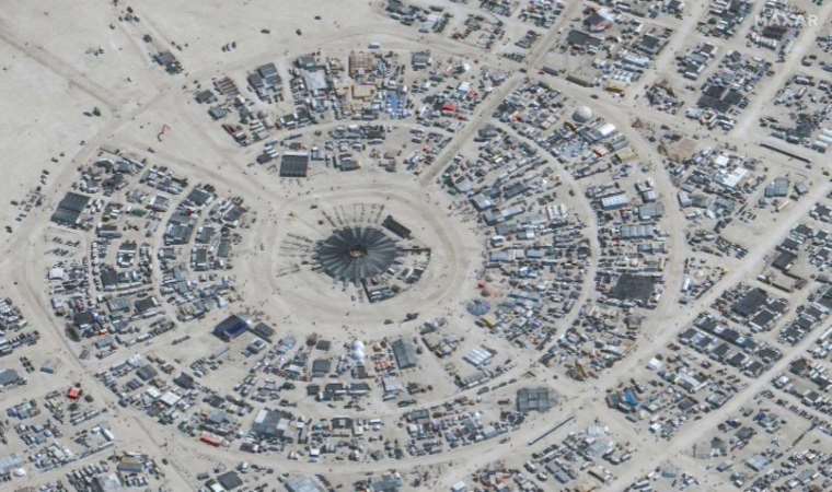 Festivalciler çölde sele yakalandı: 1 kişi öldü