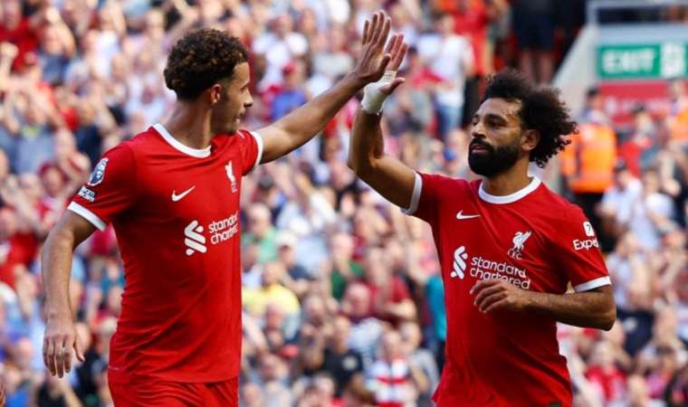 Mohamed Salah yıldızlaştı: Liverpool, Aston Villa engelini rahat geçti!