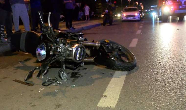Kartal'da korkunç kaza... Motosiklet ile çarpışan otomobilin sürücüsü, aracını bırakıp kaçtı