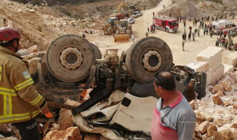 Hafriyat kamyonu uçuruma devrildi: 2 ölü