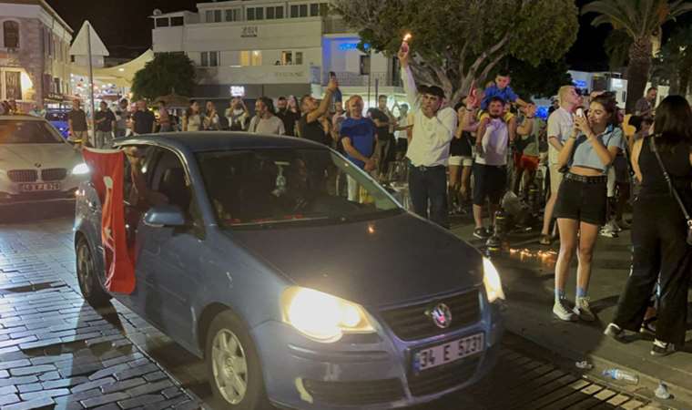 'Gurur' sokaklara taştı: Bodrum’da şampiyonluk coşkusu!