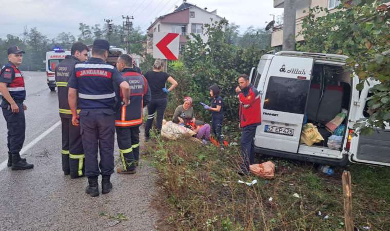Fındık işçilerini taşıyan minibüs direğe çarptı: 5'i çocuk 17 yaralı