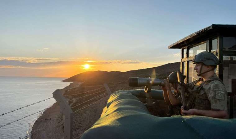 Sınırda 1'i FETÖ üyesi 3 kişi yakalandı