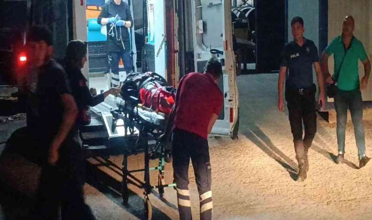 Fabrika işçisinin üzerine demir kapak düştü