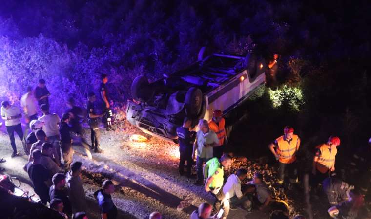 Manisa'da fabrika işçilerini taşıyan servis kavun tarlasına uçtu: 11 yaralı