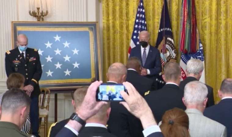 ABD Başkanı Biden madalya törenine maskeyle katıldı