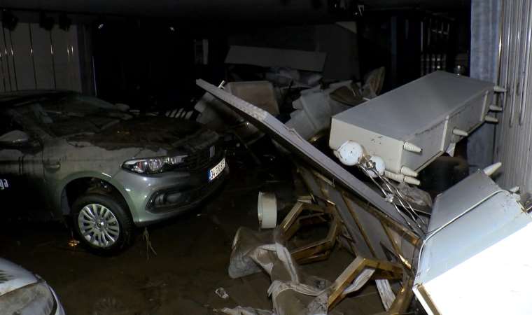 İkitelli'deki mobilyacılar sitesini su bastı: Araçlar mağazalara girdi