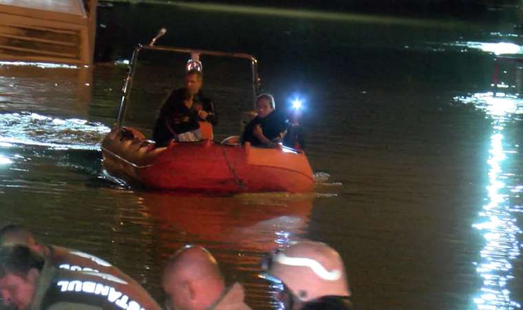 Halkalı'da kafenin çatısında mahsur kalan 68 kişi botlarla kurtarıldı