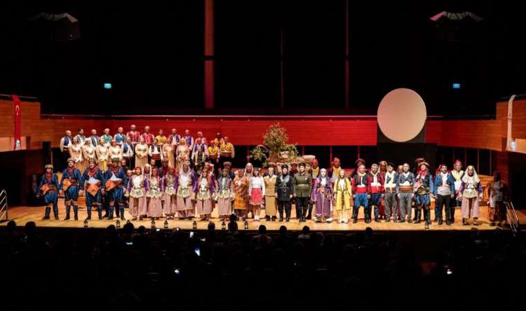 İzmirli muhtarlar Cumhuriyet’in 100’üncü yılı için sahneye aldı