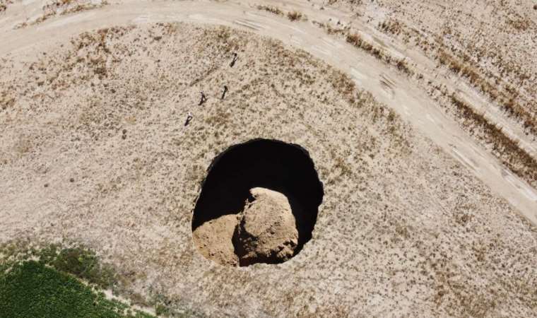 Konya'da tedirgin eden görüntü... 70 metre derinliğinde obruk oluştu!