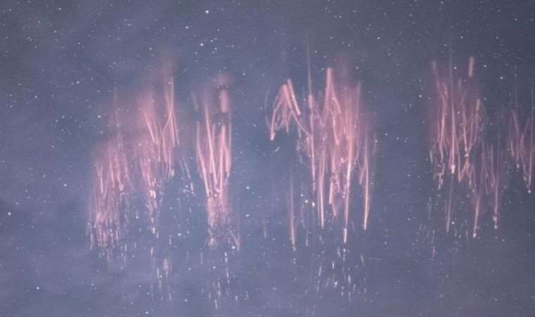 Çok nadir görülen hayalet şimşeklerin çarpıcı fotoğrafları