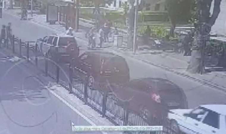 Bu sefer kurallara uyduğu için oldu: Yayaya yol verdi, 3 otomobil birbirine girdi