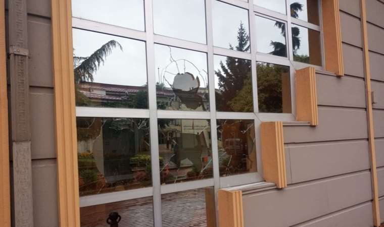 ‘Köpeğime müdahale edilmedi’ dedi, belediye binasına saldırdı