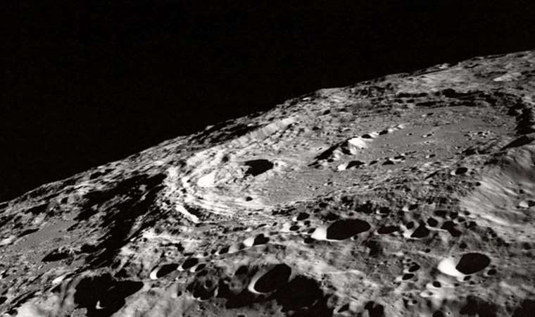 Ay'ın karanlık tarafının sır perdesi aralanıyor: Gizemli yapılar keşfedildi