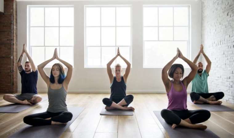 Yerde yatan yogacıları görünce 'toplu katliam' ihbarı yaptı