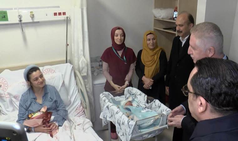 İstanbul Valisi Gül'den yeni yılın ilk bebeği Kaan'a ziyaret