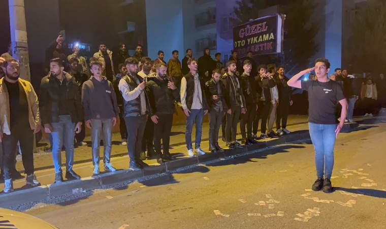 Bursa'da gençler, yeni yıla İstiklal Marşı okuyarak girdi