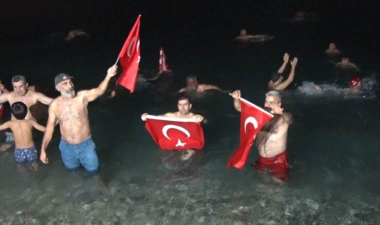 Antalya'da 2024'ü denize girerek karşıladılar