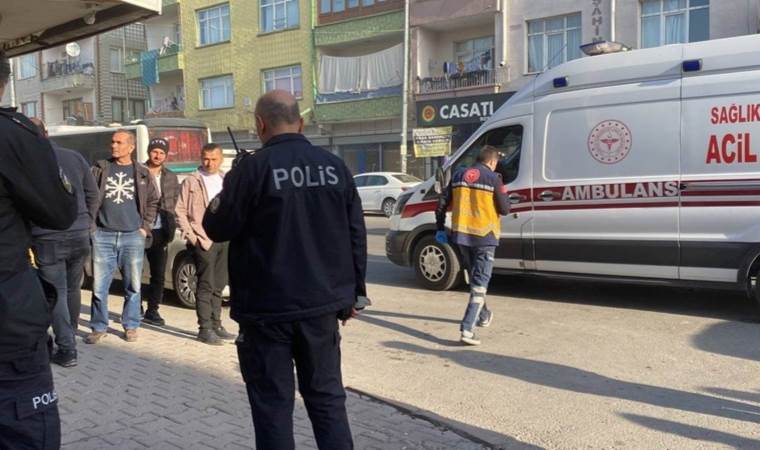 Cadde ortasında silahlı saldırı: Yoldan geçenleri de vurdular