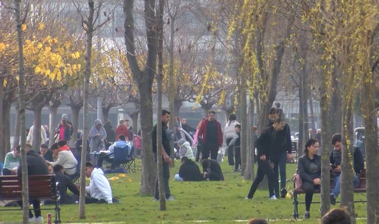Yılın ilk gününde park ve sahiller doldu taştı