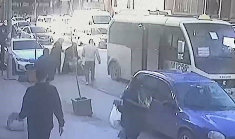 Minibüsten inen çocuğa aracın kapısı çarptı
