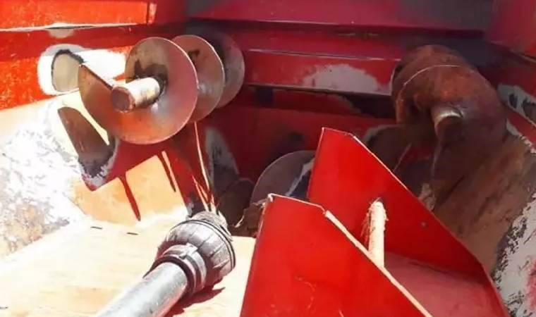 Acı olay... Yem karma makinesinin içine düşerek can verdi!