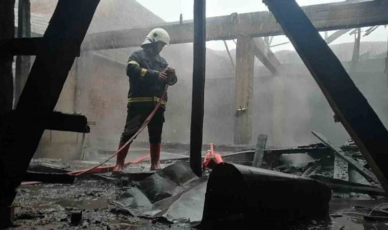 Bolu'da iş yerinin çatısında yangın çıktı