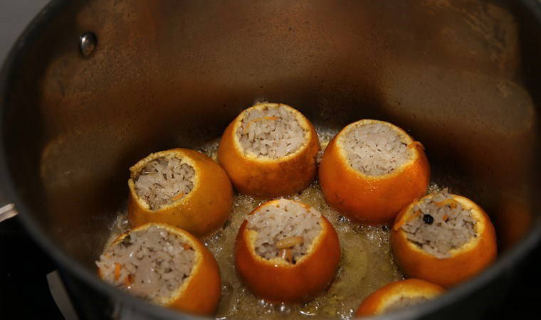 Biber, kabak, patlıcan değil... Bu dolma mandalina kabuğunda!  İşte mandalina dolması