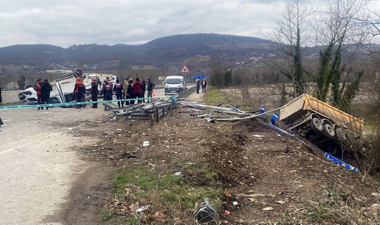 Zonguldak'ta feci kaza... Kamyon araca çarptı: 1 ölü, 2 yaralı