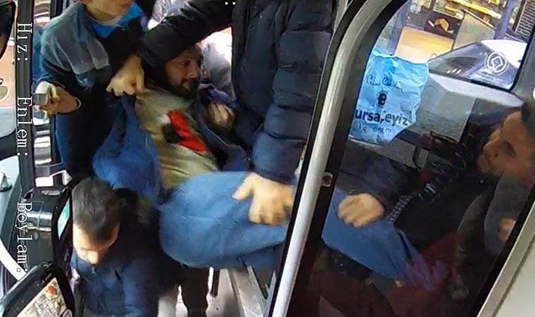 Dehşet anları kameraya yansıdı: Otobüs şoförüne tekme ve yumruklu saldırı!