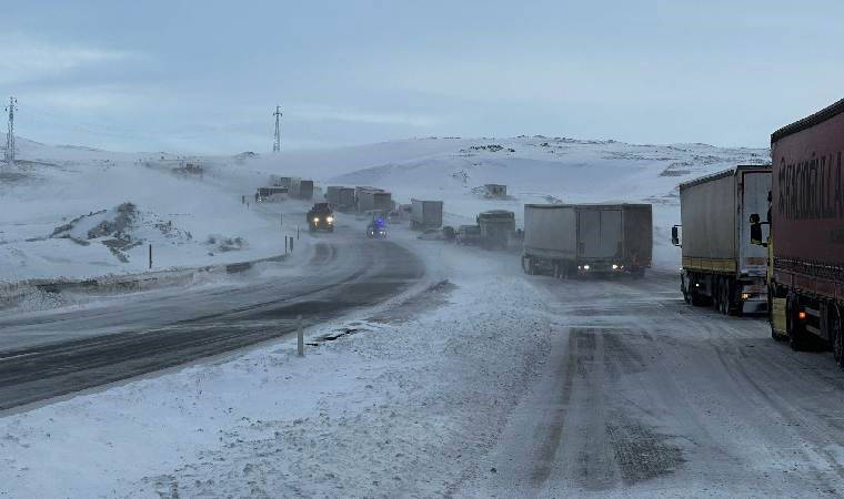 Tendürek Geçidi kardan kapandı... Onlarca araç mahsur kaldı