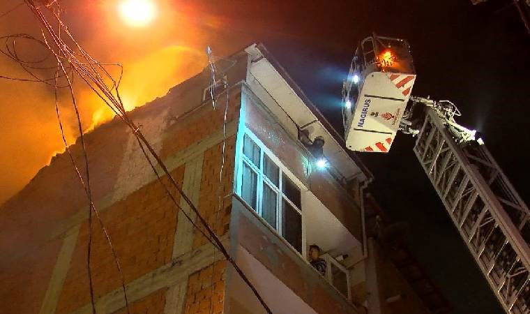 İstanbul'da korkutan yangın: Alevler 3 binayı sardı, 4 kişi mahsur kaldı!