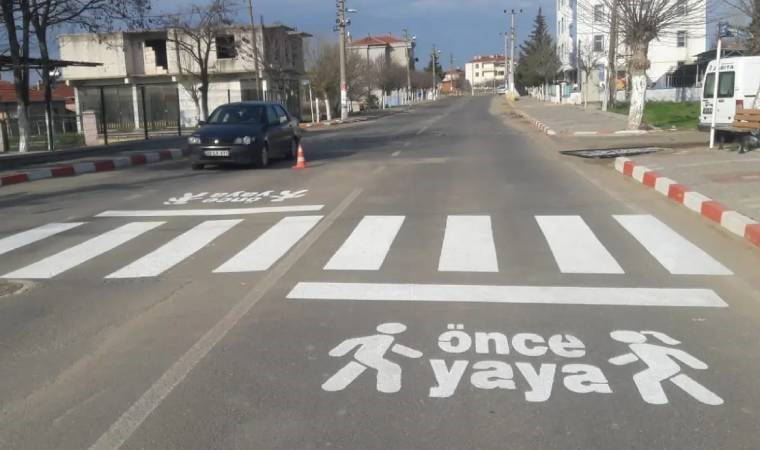 Yaya geçidinden geçmeye çalışan kadına otomobil çarptı