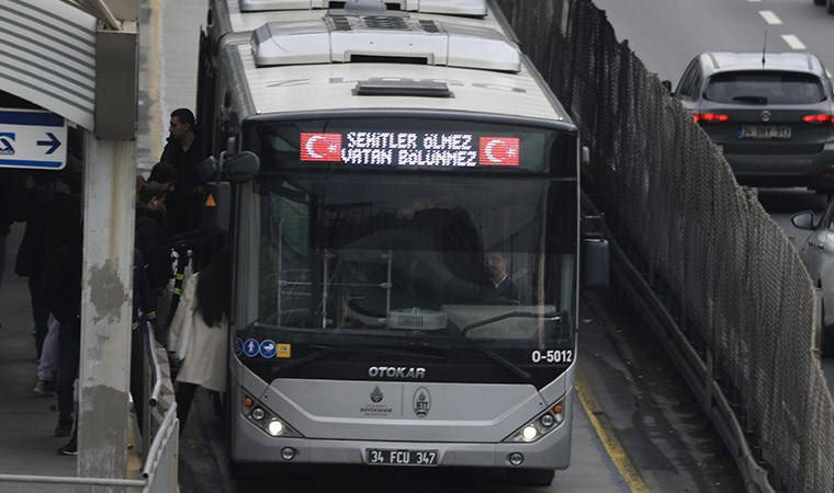 İBB'den toplu taşıma araçlarına 'Şehitler Ölmez Vatan Bölünmez' yazısı