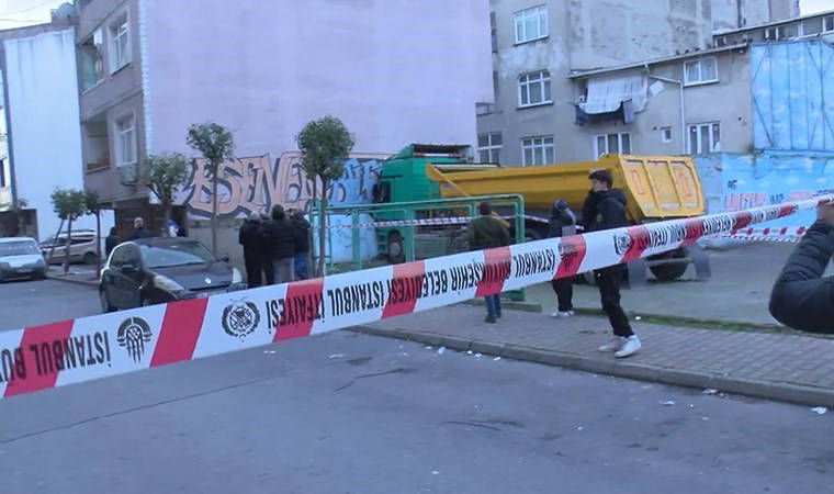 Esenler'de hafriyat kamyonunun çarptığı apartman boşaltıldı