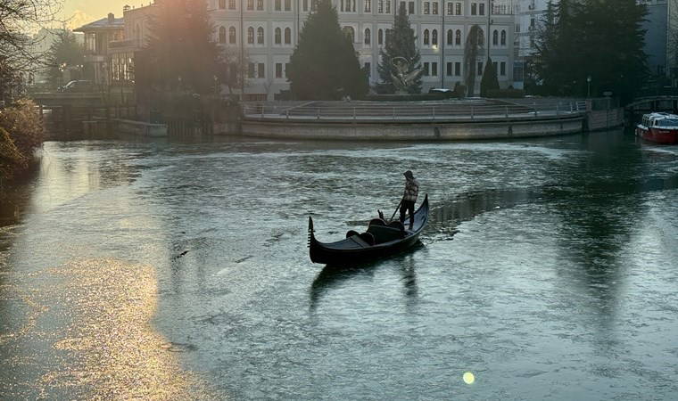 Eskişehir'de Porsuk Çayı'nın yüzeyinde buz tabakası oluştu