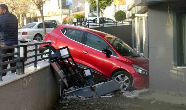 Avcılar’da feci kaza... Fren yerine gaza bastı, bahçe duvarını aştı!